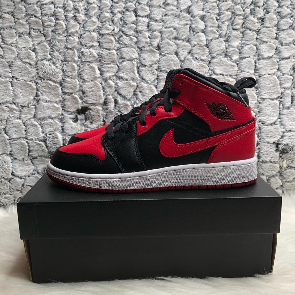 Jordan 1 mid “banned” Chicago men’s